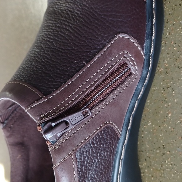 Clark's - Cora Giny Brown Leather Cushioned Zip Loafer Flats 1" Heel W-7.5 EUC - Picture 8 of 15